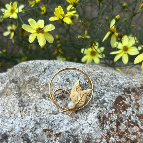 Gold Leaf Brooch with real Pearl Accent - Picture 1 of 5